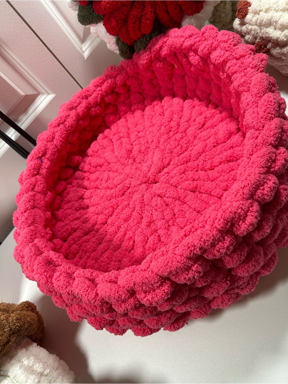 Cozy Plush Round Pet Bed in Hot Pink